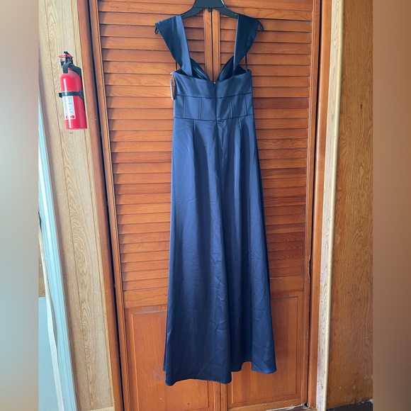 After Six Off The Shoulder Satin Charmeuse Gown With Removable Sleeves.Sz 6
#316 - Picture 6 of 9